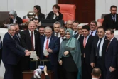 Le Premier ministre turc Binali Yildirim (c) vote au Parlement pour la révision constitutionnelle renforçant les pouvoirs du président Erdogan, le 21 janvier 2017 à Ankara