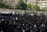 Des juifs ultra-orthodoxes lors des funérailles à Jérusalem d'une victime de la bousculade meutrière de Meron dans le nord d'Israël, le 30 avril 2021
