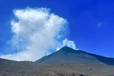 Italie : l'Etna continue de cracher un énorme panache de cendres et de gaz