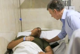 Le président colombien Juan Manuel Santos au chevet d'un policier blessé, à Barranquilla, le 27 janvier 2018
