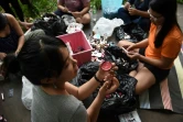 D'anciennes prisonnières, bénévoles,  fabriquent des rouges à lèvres à partir de cosmétiques recyclés pour les distribuer à des détenues, à Bangkok en Thaïlande le 24 juillet 2017