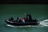 Des migrants récupérés en mer, emmenés au port de Douvres à bord d'un bateau des garde-côtes britanniques, le 16 juin 2022