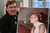 Jacky Kulik avec le portrait de sa fille Elodie, violée et tuée en 2002, au Palais de justice d'Amiens le 21 novembre 2019