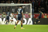 Le défenseur brésilien du Paris Saint-Germain Marquinhos (d) égalise (1-1) face à Lille, lors de leur match de Ligue 1, le 29 octobre 2021 au Parc des Princes