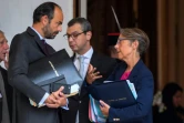 Le Premier ministre Edouard Philippe (G) parle avec la ministre des Transport Elisabeth Borne le 27 septembre 2017 à Paris