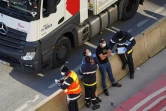 Des pompiers français procèdent à un test Covid sur un routier à Douvres, le 25 décembre 2020 