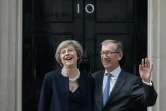 Theresa May devant le 10 Downing Street avec son mari Philip John, le 13 juillet 2016, lors de sa prise de fonction comme Première ministre britannique