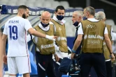 L'attaquant Karim Benzema, touché lors du match amical contre la Bulgarie, discute avec le sélectionneur Didier Deschamps et son adjoint Guy Stéphan, le 8 juin 2021 au Stade de France