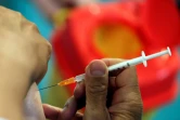Une personne âgée reçoit une troisième dose de vaccin contre le Covid-19, le 13 septembre 2021 à Paris