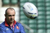 L'entraîneur du XV de France Philippe Saint-André lors d'une séance d'entraînement au stade de Twickenham, au sud-ouest de Londres, le 17 septembre 2015