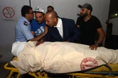 Des collègues de l'un des six membres des forces de l'ordre tués dans le nord-ouest de la Tunisie au cours d'une attaque "terroriste" selon les autorités, l'attaque la plus meurtrière depuis plus de deux ans, le 8 juillet 2018 à l'hôpital Charles Nicole de Tunis