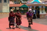 Des femmes indigènes portent le masque lors d'une visite dans un parc d'attraction de Retalhuleu (Guatemala) le 21 mars 2021