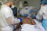Des soignants s'occupent d'un patient atteint du Covid-19 à l'Institut Mutualiste Montsouris, le 21 avril 2021 à Paris