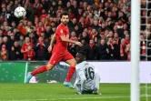 Le gardien sénégalais de Chelsea Edouard Mendy regarde le tir de l'attaquant égyptien de Liverpool, Mohamed Salah, passer à côté, lors de la finale de la Coupe de la Ligue, le 27 février 2022 au Stade de Wembley à Londres