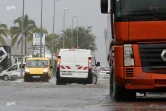La route du Littoral basculée, l'Ouest touché par les inondations