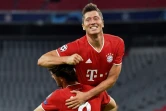 L'attaquant polonais du Bayern, Robert Lewandowski (d), fête son 2e but avec le défenseur Alvaro Odriozola lors du 8e de finale retour de la Ligue des champions face à Chelsea, à Munich, le 8 août 2020