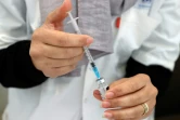 Un soignant prépare une dose de vaccin anti-covid le 21 décembre 2020 à Herzliya (Israël) 