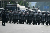 Des policiers déployés face aux manifestants à Rangoun, le 22 février 2021 en Birmanie