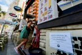 "Personnel recherché", dit cette  affichette devant un bar à Bénidorm, en Espagne, le 7 juin 2022 
