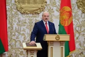 Le président bélarusse Alexandre Loukachenko prête serment pour un sixième mandat lors de sa cérémonie d'investiture, à Minsk le 23 septembre 2020