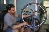 Asley Alfonso Gil travaille dans son propre atelier de réparation de bicyclette à Cienfuegos, le 22 mars 2018