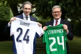 Les Premiers ministres irlandais Simon Harris (d) et britannique Keir Starmer échangent les maillots de football de leurs équipes nationales respectives, le 7 septembre 2024 à Dublin