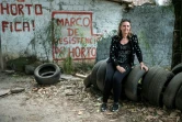 Nelia Vasconcelos, retraitée et membre de la communauté d'Horto, montre du doigt les troncs et pneus empilés en divers endroits stratégiques, des barricades de fortune censées repousser les éventuels assauts de la police.