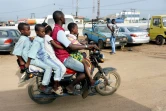 Une moto-taxi transporte quatre enfants, sans casques, dans les rues de Lagos, le 4 septembre 2019 au Nigeria