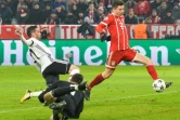 L'attaquant vedette du Bayern Robert Lewandowski (d) buteur face au Besiktas Istanbul en Ligue des champions, le 20 février 2018 à Munich