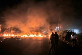 Des pneus brûlent lors de manifestations contre le pouvoir à Beyrouth, le 18 octobre 2019