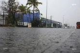 La route du Littoral basculée, l'Ouest touché par les inondations