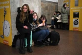 guerre en ukraine les habitants se réfugient dans le métro pour éviter les bombes