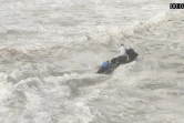 Emporté par une série de vagues gigantesques, un surfeur s'en sort de justesse