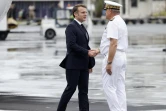 Le président français Emmanuel Macron se tient devant le palais présidentiel de l'Elysée à Paris, le 16 juin 2023