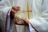Un prêtre donne la communion le 7 juillet 2015 à Quito