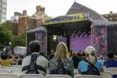 Des spectateurs portent des vestes tactiles lors d'un concert en extérieur au Lincoln Center de New York, le 22 juillet 2023
