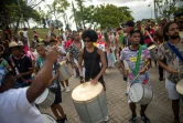 Le groupe "Cordao Do Boitata" lors d'un "bloco" se rend au Sambodrome de Rio, à Rio de Janeiro le 17 avril 2022
