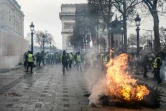 Un sapin brûle sur les Champs-Elysées, le 8 décembre 2018
