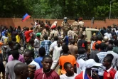 Des manifestants acclament des militaires devant l'ambassade de France après un rassemblement en soutien aux soldats putschistes au Niger, le 30 juillet 2023 à Niamey