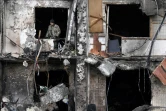Un immeuble résidentiel en flammes dans la banlieue de Kiev, le 25 février 2022