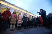 La police de Saint-Pétersbourg ordonne à des manifestants contre la guerre en Ukraine à se disperser, le 24 février 2022
