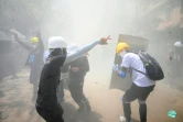 Manifestants pro-démocratie enfumés par des gaz lacrymogènes à Rangoun, le 7 mars 2021