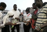 Des partisans du candidat à l'élection présidentielle Bassirou Diomaye Faye servent des boissons chaudes à Pikine, une banlieue de Dakar, le 19 mars 2024 au Sénégal