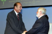 Le président Jacques Chirac (g) et Yves Coppens, paléontologue et président de la commission de préparation de la charte de l'environnement, le 29 janvier 2003 à Nantes