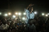 Des jeunes Soudanais manifestent à Khartoum contre le pouvoir des militaires tard le soir le 19 juin 2019 