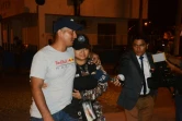 Un membre du personnel pénitentiaire (g), retenu en otage par des détenus de la prison de Machala, retrouve une proche après sa libération, le 13 janvier 2024 en Equateur