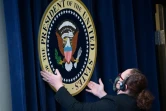 Une fonctionnaire américaine ajuste le sceau du président des Etats-Unis à Washington le 8 décembre 2020