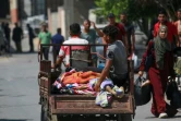Des Palestiniens transportent des blessés à l'hôpital, après un bombardement israélien à Khan Younès, dans le sud de la bande de Gaza, le 22 juillet 2024