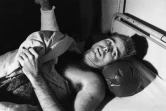 En octobre 1967, le journaliste français François Chalais filme John McCain dans un hôpital de Hanoï, quelques jours après sa capture. Il a subi de multiples fractures aux bras et à la jambe, qui ne seront pas soignées correctement par ses geôliers