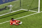Le gardien et capitaine de l'équipe de France, Hugo Lloris, encaisse un penalty australien au Mondial, le 18 juin 2018 à Kazan
